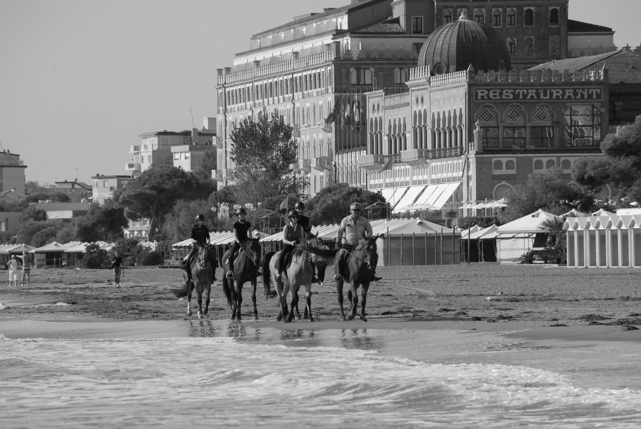 Gruppo a cavallo sulla spiaggia davanti all’Hotel Excelsior del Lido