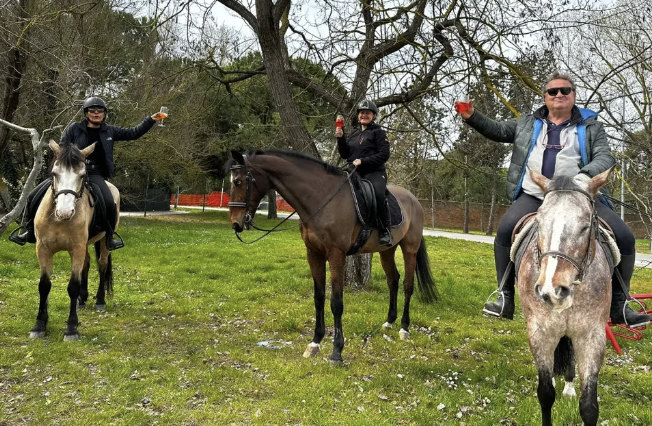Tre cavalieri insieme sul prato del circolo