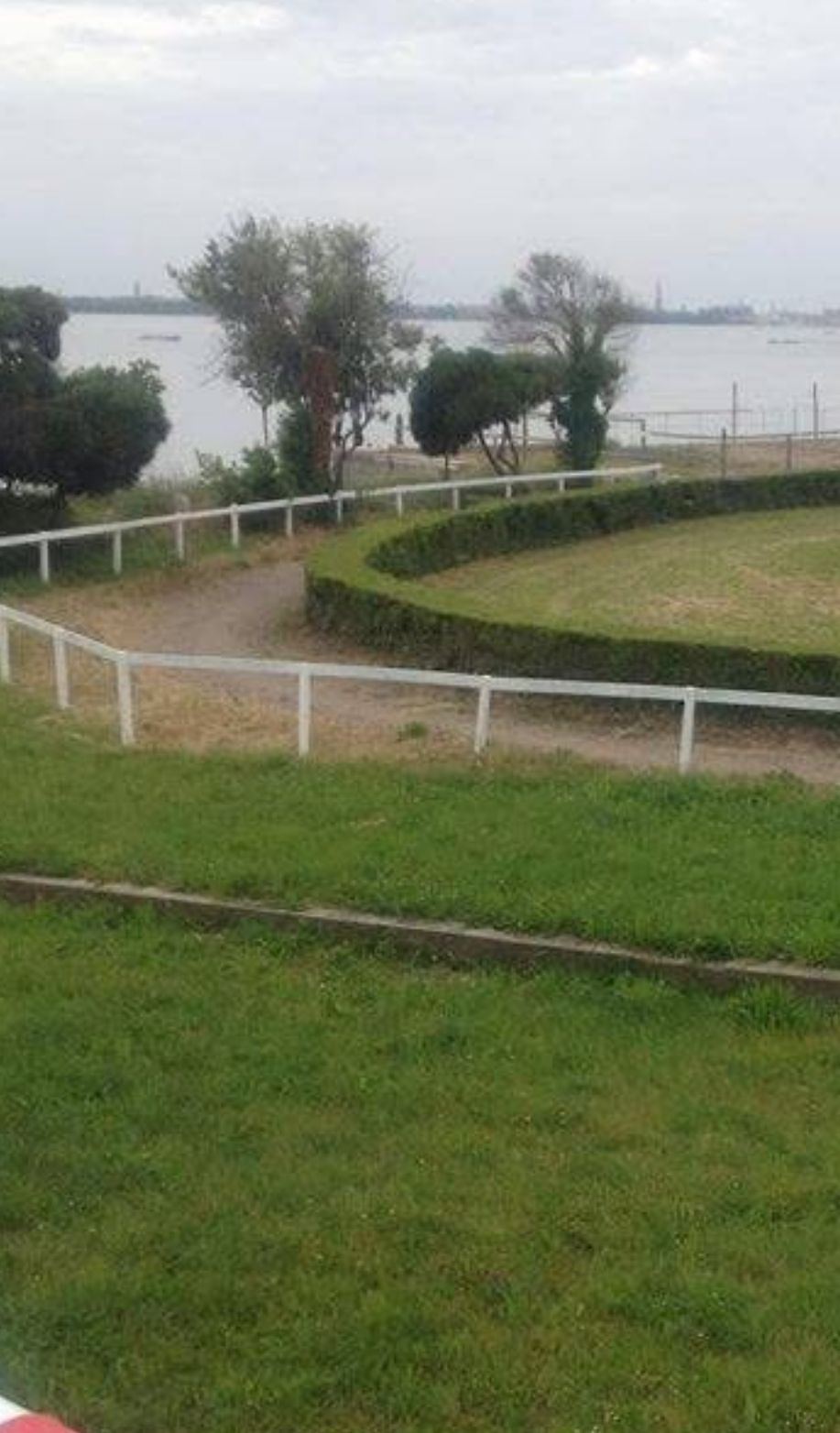 Campi del circolo affacciati sulla laguna